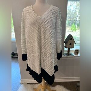Et Lois White and Black textured long sleeve asymmetrical top 3X